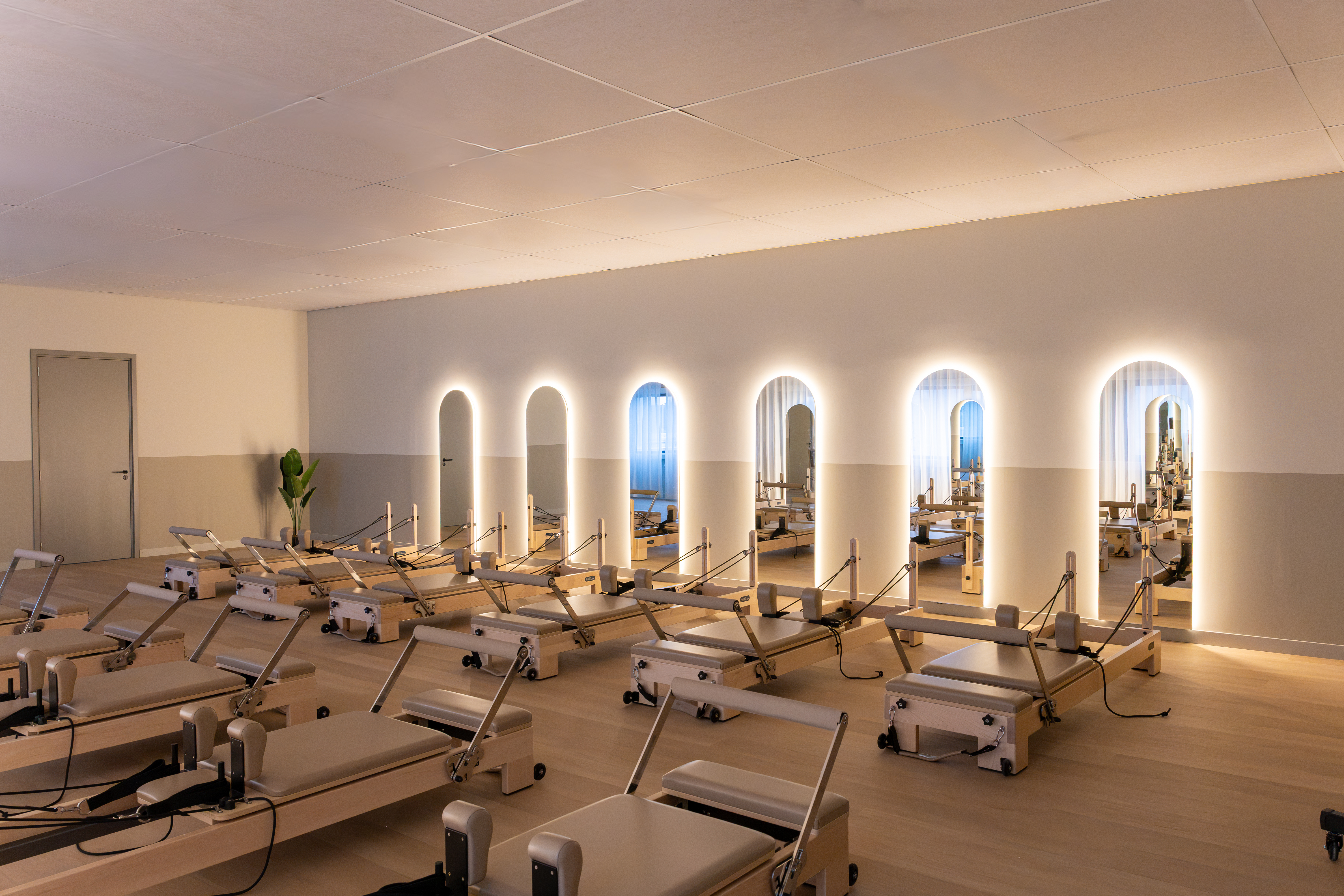 Reformer-studio van SMART Fit met daglicht en boogspiegels als achtergrond